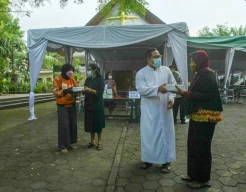 Indahnya Toleransi, Piring Kasih Paskah Bagikan Paket Makan Berbuka Puasa untuk Warga