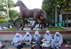 Tadarus Al Quran di Taman Pancasila