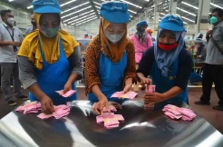 Potret Bahagia Pekerja PT Djarum Saat Asyik Menghitung Uang THR di Pabrik