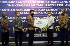 Sambut May Day, BPJamsostek Serahkan Sembako dan Manfaat Jaminan Sosial untuk Pekerja Jawa Timur