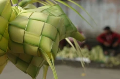 Geliat Penjual Ketupat di Pasar Karangayu Semarang