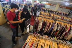 Jelang Hari Lebaran, Pakaian Bekas Tetap Diminati Warga