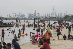 Libur Lebaran, Pantai Ancol Diserbu Pengunjung