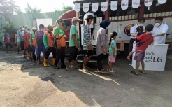 Berbagi Ratusan Paket Makanan di Tengah Momen Lebaran
