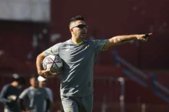 Pakai Kacamata Hitam, Javier Roca Pimpin Latihan Perdana Persik Kediri