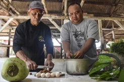 Antisipasi Penyebaran Wabah PMK, Peternak di Ciamis Berikan Jamu