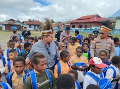 Kepala Operasi Damai Cartenz Salurkan Bantuan Sosial dari Yayasan Budha Tzu Chi untuk Anak-anak Sekolah di Pegunungan Bintang Papua