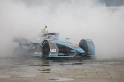 Aksi Pembalap Asal Belanda Keturunan Indonesia Nyck De Vries Jajal Tenaga Mesin Mobil Formula E di Monas