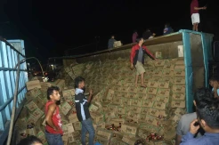 Truk Bermuatan Teh Kemasan Terbalik di Gowa, Nyaris Timpa Mobil Warga