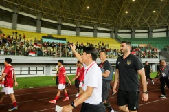 Momen Shin Tae-yong Datangi Suporter Timnas Indonesia di Tribun Stadion Patriot