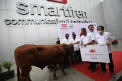 Smartfren dan Yayasan Muslim Sinar Mas Serahkan Hewan Kurban untuk Warga