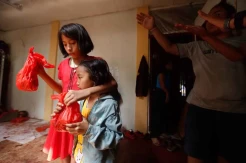 Wanita Emas Bagikan Daging Hewan Kurban ke Kampung Pemulung dan Kolong Jembatan