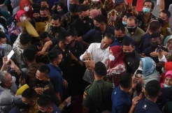 Usai Serahkan 2.500 NIB ke Pelaku UMK, Jokowi Diserbu Warga untuk Berswafoto