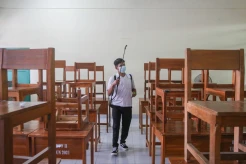 Penyemprotan Cairan Disinfektan di SMAN 113 Jakarta Usai Tatap Muka