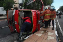 Hindari Pengendara Motor, Kendaraan Damkar Terguling