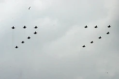 Aksi Pesawat Tempur F-16 dan Helikopter di Langit Jakarta Saat Perayaan HUT RI ke-77