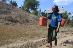 Warga Desa Jatisari Tempuh Jarak 2 Kilometer Demi Dapat Sumber Air Bersih