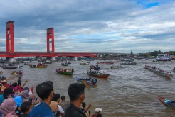 Antusiasme Warga Saksikan Lomba Bidar Adu Cepat Perahu Tradisional di Sungai Musi