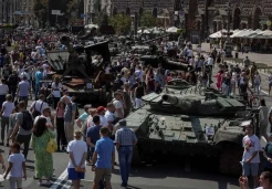 Jelang Hari Kemerdekaan Ukraina, Tank-tank Hancur Rusia Dipamerkan di Jalanan Kota Kiev