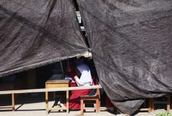 Gedung Sekolah Rusak Sejak Januari 2021, Siswa Mamuju Belajar di Tenda Darurat