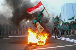Demo Tolak Kenaikan BBM, Mahasiswa Bakar Ban Bekas di Patung Kuda