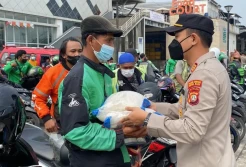 Polri Peduli, Polsek Muara Baru Bagikan 500 Kg Beras ke Sopir Angkot dan Pengemudi Ojol