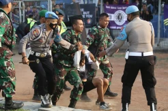 Petugas Gabungan Amankan Suporter Saat Pertandingan Persik Kediri vs Arema FC
