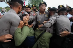 Kericuhan Unjuk Rasa Mahasiswa di Surabaya