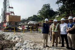 Anies Baswedan Tinjau Pembangunan Sistem Pengambilan Sampah di Kampung Gedong