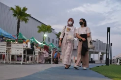 Menikmati Suasana Santai di Taman Ria Nipah Park