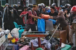 Brimob Polda Sulsel Amankan Eksekusi Ruko di Makassar