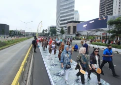 Fashion Show Peringati Hari Batik Nasional di CFD