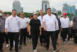 Momen Puan-Airlangga Hartarto Jalan Santai Bersama di Monas