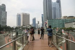 Warga Antre Swafoto di Anjungan Halte Transjakarta Bundaran HI
