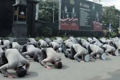 Polisi Malang Ramai-Ramai Sujud Massal Bentuk Permohonan Maaf ke Korban Tragedi Kanjuruhan
