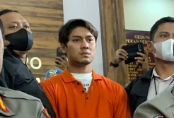 Bak Ayam Sakit, Begini Penampakan Rizky Billar Pakai Baju Tahanan Polisi