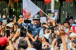 Senyum Anies Baswedan Saat Disambut Ribuan Warga di Balai Kota Jakarta