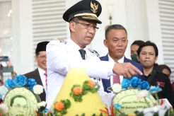 Momen Heru Budi Hartono Potong Tumpeng di Balai Kota