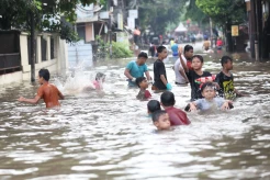 Akses Jalan  Swadarma Raya Petukangan Terputus Akibat Banjir Luapan Sungai Pesangerahan