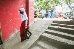 Tertutup Revitalisasi Trotoar, Akses SDN 1 Pondok Cina Diberi Tangga