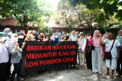 Aksi Protes Emak-emak Tolak Relokasi Sekolah  SDN 1 Pondok Cina
