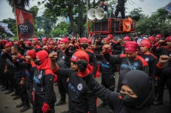 Tolak PHK Massal, Buruh Gelar Aksi Unjuk Rasa di Bandung