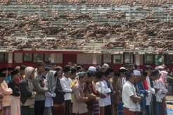 Warga Gelar Salat Jumat di antara Reruntuhan Bangunan Pascagempa Cianjur