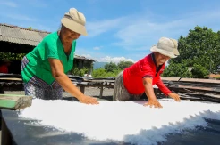 Melihat Produksi Garam Kusamba yang Hampir Punah