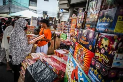 Laris Manis Penjualan Kembang Api Jelang Tahun Baru 2023
