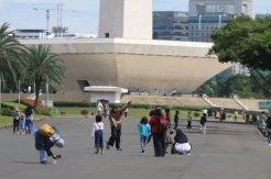 Jelang Berakhirnya Libur Sekolah, Monas Dipadati Pengunjung