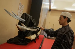Melihat Pameran Artefak Peninggalan Nabi Muhammad SAW di Masjid At-Tin