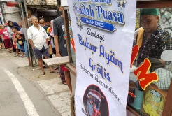 Masyaallah, Tukang Bubur Ini Bagikan Bubur Ayam Gratis Selama Bulan Ramadan