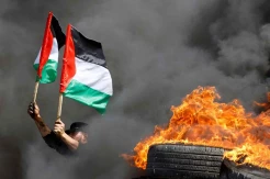 Kutuk Serangan Brutal Israel, Pengunjuk Rasa Bakar Puluhan Ban Bekas di Pagar Perbatasan Israel-Gaza