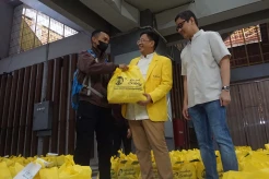 ILUNI UI Bagikan 2.700 Paket Sembako untuk Karyawan UI dan Warga Depok